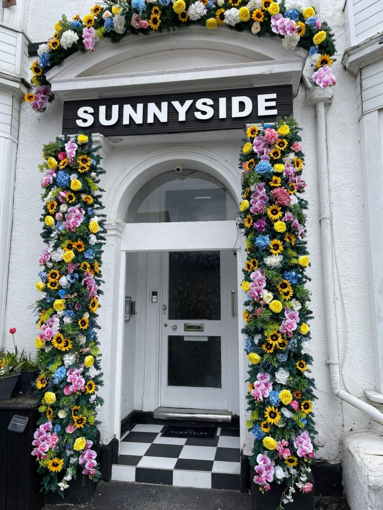 Sunnyside Guest House Summer Flower Arch